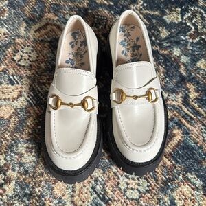 Gucci White Leather Horsebit Lug Loafers